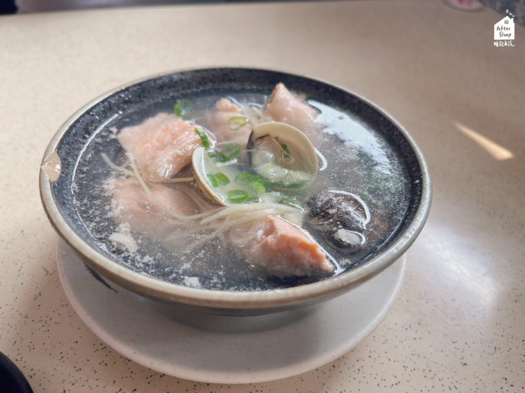 體育館壽司｜鮭魚骨肉蛤蜊湯（45元）