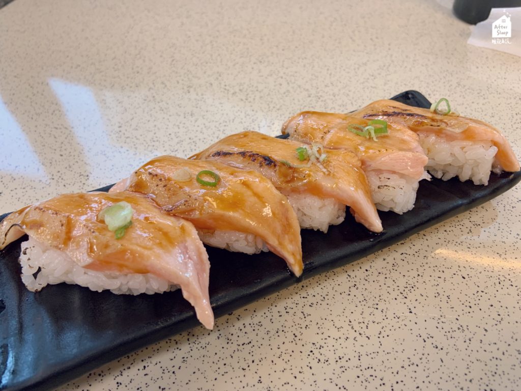 體育館壽司｜炙燒鮭魚握壽司（150元）