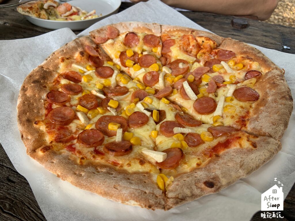蜂巢窯烤披薩｜雙腸披薩（330元）