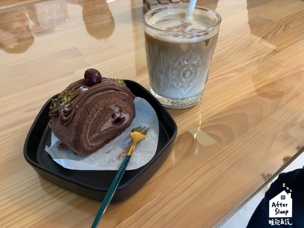 隱咖啡In Café｜酒漬櫻桃巧克捲（120元）