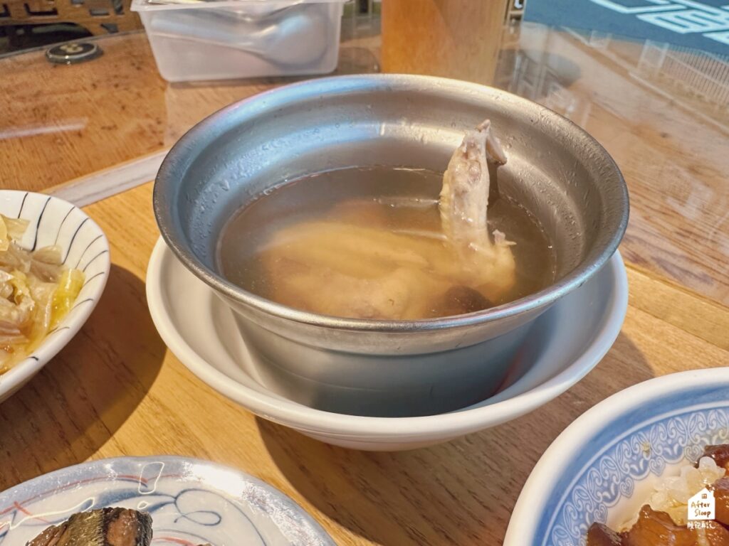 囍肉燥飯｜燉雞湯（45元）